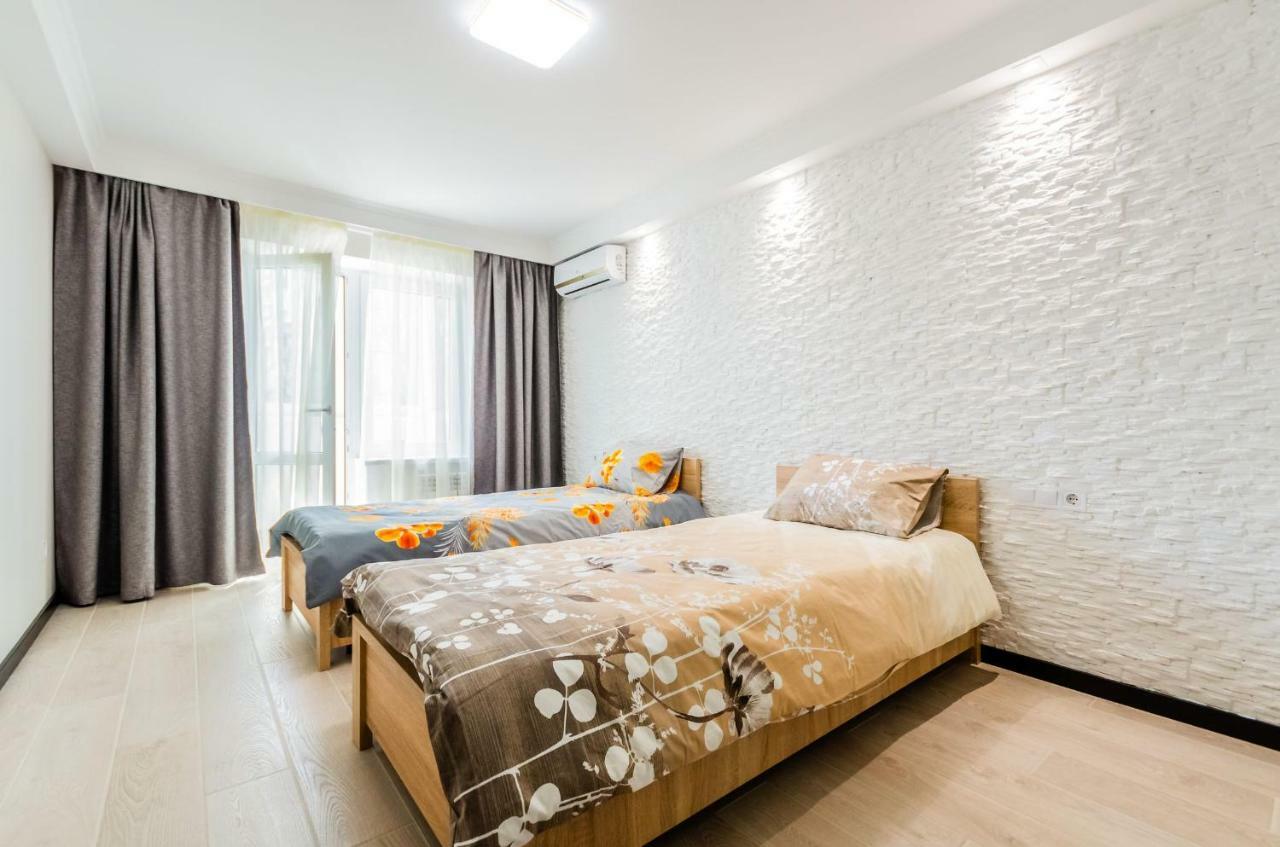 Artal Apartment On Obolonsky Avenue 16A Kiev Bagian luar foto