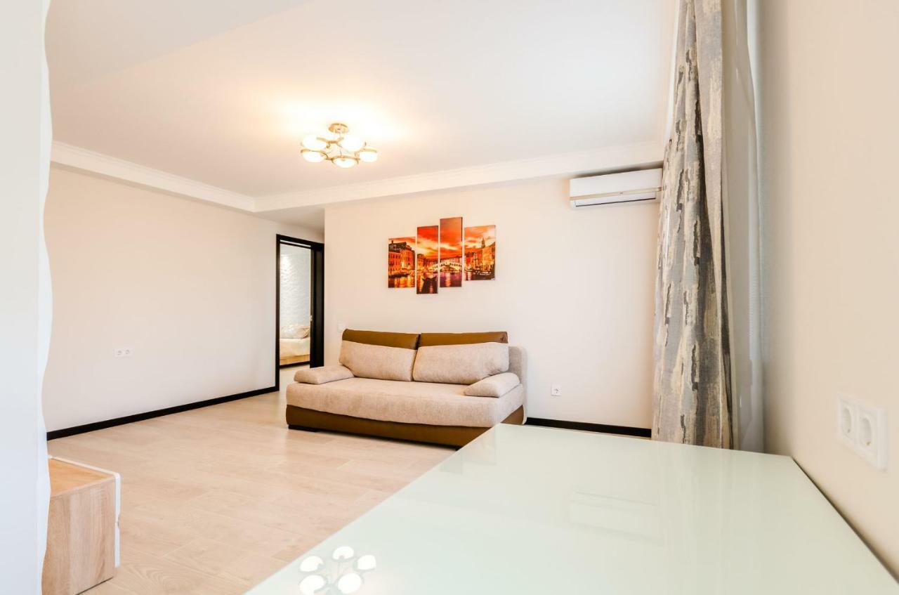 Artal Apartment On Obolonsky Avenue 16A Kiev Bagian luar foto