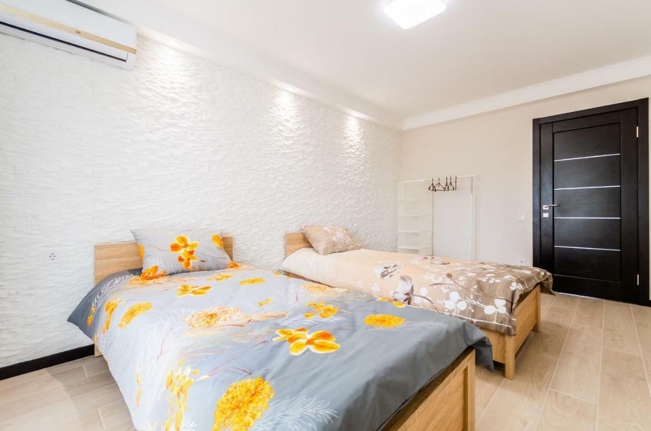 Artal Apartment On Obolonsky Avenue 16A Kiev Bagian luar foto